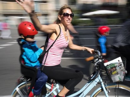 Una de les participants en una bicicletada a Barcelona.