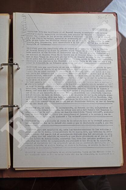 LA DISCUSIÓN CON ARMADA. "PARA ESTO NO HE ENTRADO YO EN EL CONGRESO". En los interrogatorios, Tejero asegura que está convencido de que la anunciada "autoridad militar" que debía presentarse en las Cortes tras pronunciar la contraseña "duque de Ahumada" era el general Armada. Con él tuvo una discusión de hora y media en el Congreso. Tejero asegura que Armada le pidió entrar en el hemiciclo y dirigirse a los diputados para proponerles un Gobierno presidido por él, pero el teniente coronel le exigió que le explicara a él antes su plan. Al revelarle Armada los miembros de ese futuro Gobierno, en el que figurarían, según su declaración, Felipe González y Jordi Solé Tura, entre otros, y confirmarle que el PCE no sería ilegalizado, Tejero le niega el acceso asegurando que para eso no hacía falta dar "semejante campanazo".