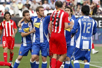 Los jugadores del Almería y del Espanyol se encaran