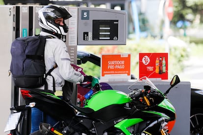 Un motorista reposta combustible en una gasolinera de Madrid.