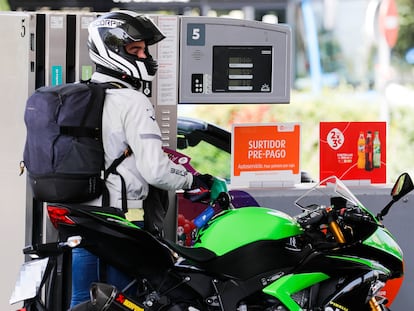 Un motorista reposta combustible en una gasolinera de Madrid el 12 de agosto.