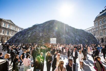 Montaña de flores artificial creada por Dior en un patio del Louvre para presentar su colección para la próxima temporada.