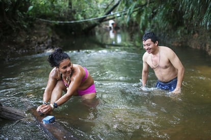 Los rebeldes de las FARC, Yurigne y Aldemar, se bañan en el campamento de los Llanos del Yarí (Colombia).