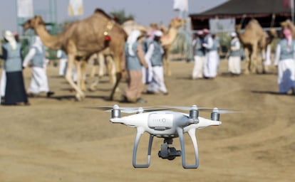 Un dron equipado con cámaras sobrevuela el festival de Suwahan en Al-Ain, en las afueras de Abu Dabi (Emiratos Árabes Unidos).