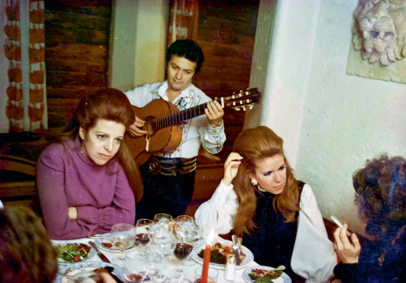 Christina Onassis, la pobre vida de una de las mujeres más ricas del mundo: “Pagaba a la gente para no estar sola” 1 Christina Onassis y Marina Tchomlekdjoglou, en St. Moritz, en 1971.