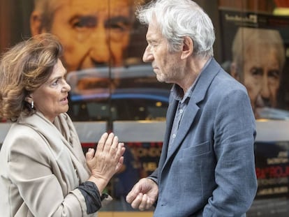 Carmen Calvo conversa con el actor José Sacristán, en Madrid.