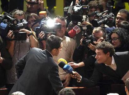 Alberto Contador atiende a la prensa tras la presentación ayer del Tour 2009 en París.