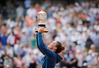 Simona Halep alza el trofeo.