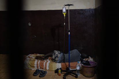 Un consumidor de kush yace sobre un colchón de la sala de urgencias y recibe un tratamiento de vitaminas y tranquilizantes en el centro Sajed.