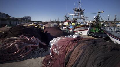 Redes recogidas en el puerto de Punta Umbr&iacute;a (Huelva), uno de los m&aacute;s afectados por la reducci&oacute;n de capturas de sardinas. 