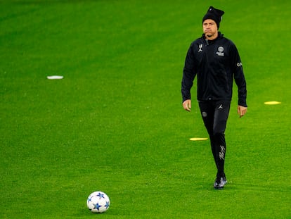 Luis Enrique prepara el entrenamiento del PSG en Dortmund, este martes.