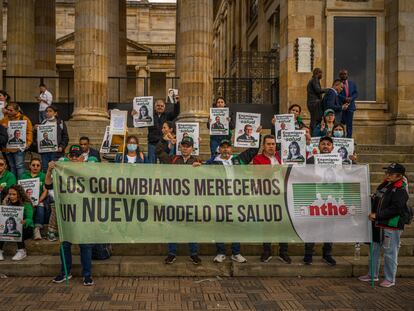 Manifestantes durante un plantón a favor de la reforma a la Salud en Bogotá, el 19 de abril de 2023.