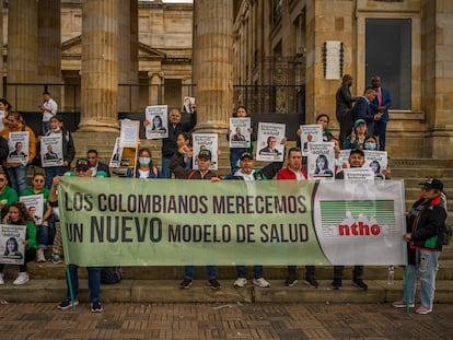 Manifestantes durante plantón a favor de la reforma a la salud en Bogotá, Colombia el 19 de abril del 2023.