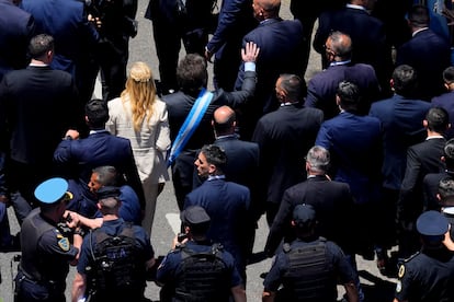 Javier y Karina Milei caminan y saludan a la multitud reunida en las calles de Buenos Aires.