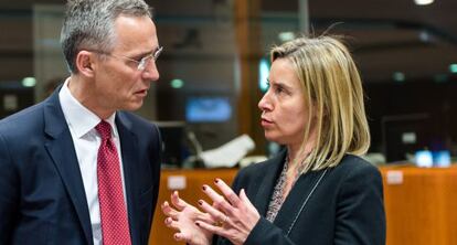 El secretari general de l'OTAN amb l'alta representant de la diplomàcia europea, Federica Mogherini.