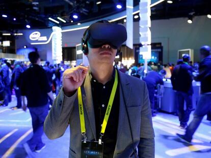 Una persona utiliza un visor de realidad virtual en la feria de electr&oacute;nica de consumo, CES (Consumer Electronics Show).