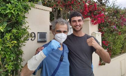 Josep Tari es recibido por su hijo menor, Dani, tras abandonar el hospital de Llíria y superar a la covid-19.