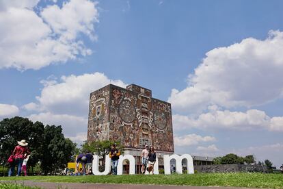 Vista de la Biblioteca Central de la UNAM desde las Islas de Ciudad Universitaria.