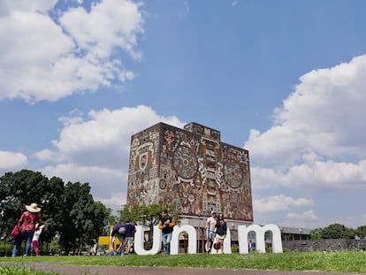 Vista de la Biblioteca Central de la UNAM desde las Islas de Ciudad Universitaria.