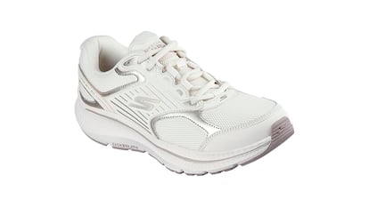 Skechers sobre fondo blanco