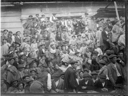 Espectadores en una corrida de toros en Miranda de Ebro (Burgos) hacia 1906.