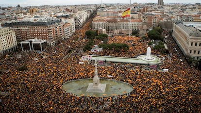 Vista general de la concentración convocada por PP, Ciudadanos y VOX este domingo en la plaza de Colón de Madrid en 2019.