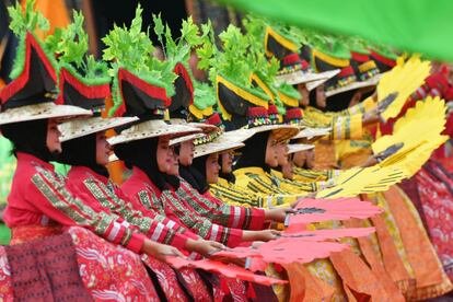 Los bailarines indonesios participan en el festival de arte y cultura Minangkabau 2018 en Batusangkar, Sumatra Occidental.