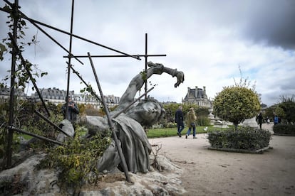 'Soulevement-Effodrement', del artista Ugo Schiavi en los Jardines de Tuileries en París
