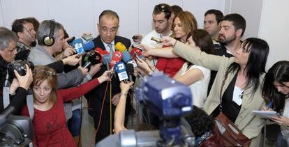 El alcalde de Pamplona, Enrique Maya, tras declarar como imputado por el cobro de dietas en Caja Navarra.