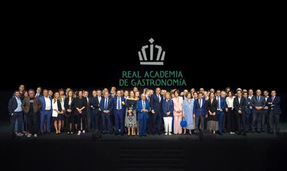 Foto de familia con premiados de otros años, entre los que estaban Dabiz Muñoz, Blanca del Rey o Paco Morales. Imagen proporcionada por la Real Academia de Gastronomía.