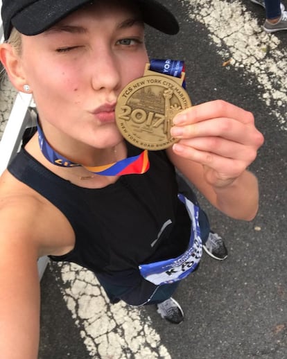 Karlie Kloss incluso se animó a sacar su móvil en plena carrera para compartir en Instagram Stories algunos de sus momentos corriendo. La modelo posó orgullosa con su medalla al final de la carrera.