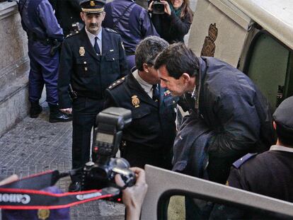 El ex presidente de UM Miquel Nadal, ayer a su llegada a los juzgados de Palma de Mallorca.