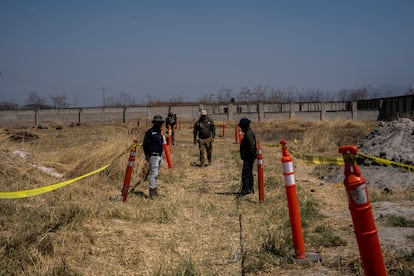 Personal de la fiscalía estatal labora en el interior del rancho Izaguirre, en Teuchitlán, Jalisco, el 20 de marzo de 2025.