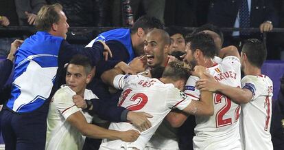 Los jugadores del Sevilla celebran el gol del empate ante el Liverpool, ayer.