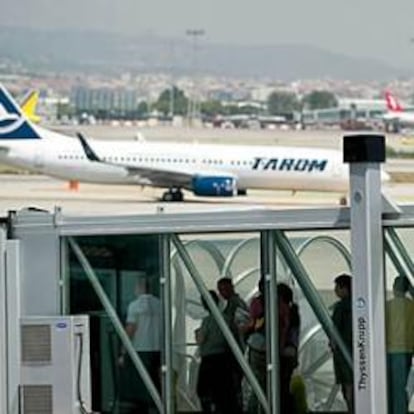 Pasajeros embarcan en un avión en la Terminal 1 del aeropuerto de El Prat en Barcelona.