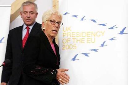 La fiscal Carla del Ponte y el primer ministro croata, Ivo Sanader, ayer en Luxemburgo.