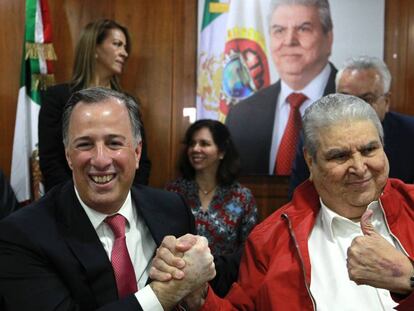 Jos&eacute; Antonio Meade con Carlos Aceves, l&iacute;der de los sindicatos del PRI.