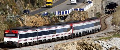 Un tren de cercanías en la línea del Maresme, Barcelona.