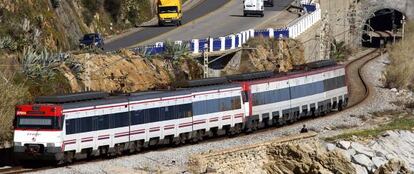 Un tren de cercan&iacute;as en la l&iacute;nea del Maresme, Barcelona.