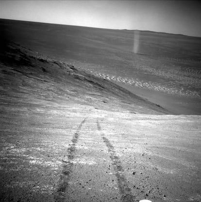 Desde su posición más alta, el rover explorador Oppotunity de la NASA en Marte, captó esta imagen de un remolino de polvo diabólico desplazándose a través del valle.