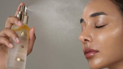 Detalle del sérum en bruma facial para hidratar y recuperar luminosidad en la piel. D'ALBA PIEDMONT.