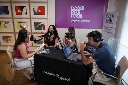 Segunda jornada del festivla de 'podcast' 'Prosodia', celebrado en la Fundación Cajasol, Sevilla. En la imagen Emma Entrena (segunda por la izquierda) y Silvia Ortiz, entrevistadas tras la mesa de debate.