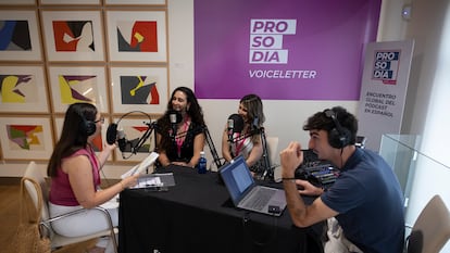 Segunda jornada del festivla de 'podcast' 'Prosodia', celebrado en la Fundación Cajasol, Sevilla. En la imagen Emma Entrena (segunda por la izquierda) y Silvia Ortiz, entrevistadas tras la mesa de debate.