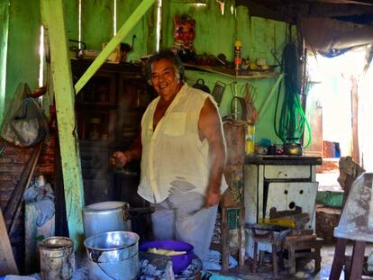 La comida cocinada que vende es el principal ingreso de este vecino de la Chacarita Alta.