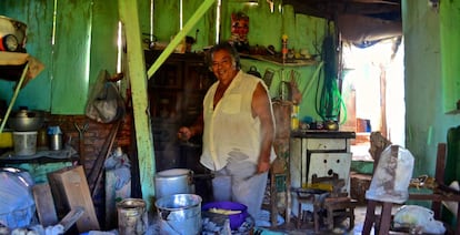 La comida cocinada que vende es el principal ingreso de este vecino de la Chacarita Alta.