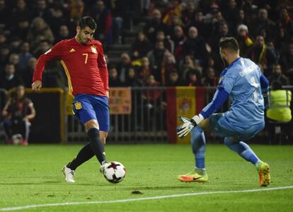 Morata trata de superar al portero Dimitrievski, de Macedonia, durante el partido correspondiente a la clasificación para el Mundial Rusia 2018.