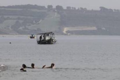Unos pesqueros de La Línea de la Concepción (Cádiz) faenan tras retomar su actividad en los últimos días en uno de los caladeros de la zona de Levante que el Gobierno ha habilitado de forma "provisional" para los afectados por el conflicto con Gibraltar.