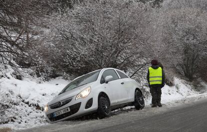 La Comunidad recomienda a todos los conductores que, en caso de conducir su vehículo privado por las carreteras de la Sierra, extremen la precaución. En la imagen, un vehículo en el arcén en la M-607.