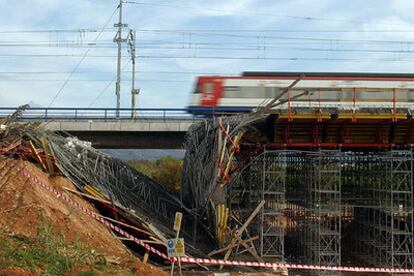 Un tren AVE pasa por el puente cuyo forjado se ha derrumbado en parte a su paso por el barranco de Barxeta.