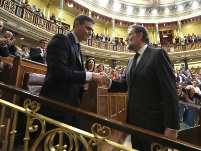 Saludo entre Pedro Sánchez y Mariano Rajoy en el Congreso tras la votación de la moción de censura en junio de 2018.